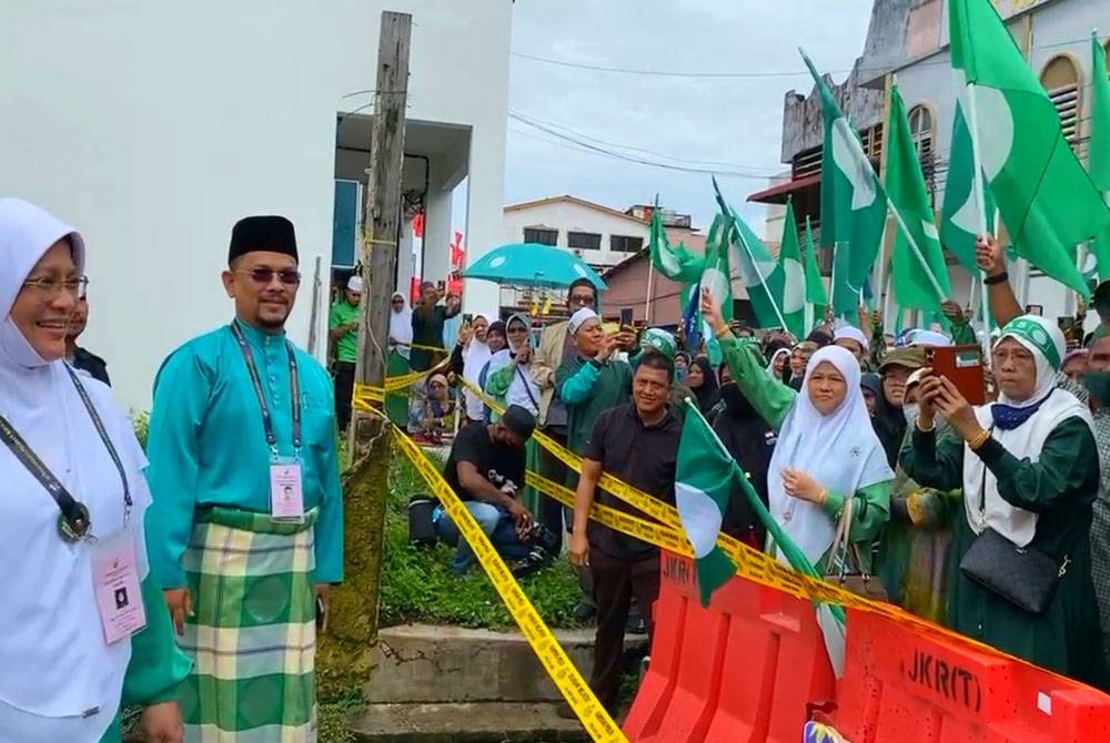 Mumtaz (kiri) bersama jentera PN Tumpat semasa penamaan calon di Pejabat Tanah dan Jajahan Tumpat pada Sabtu.