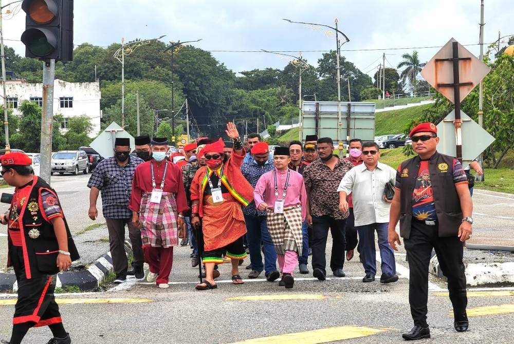 Abdul Rani berpakaian ala pahlawan Mrlayu ketika hadir ke Ousat penamaam calin di Kompleks Pentadbiran Port Dickson