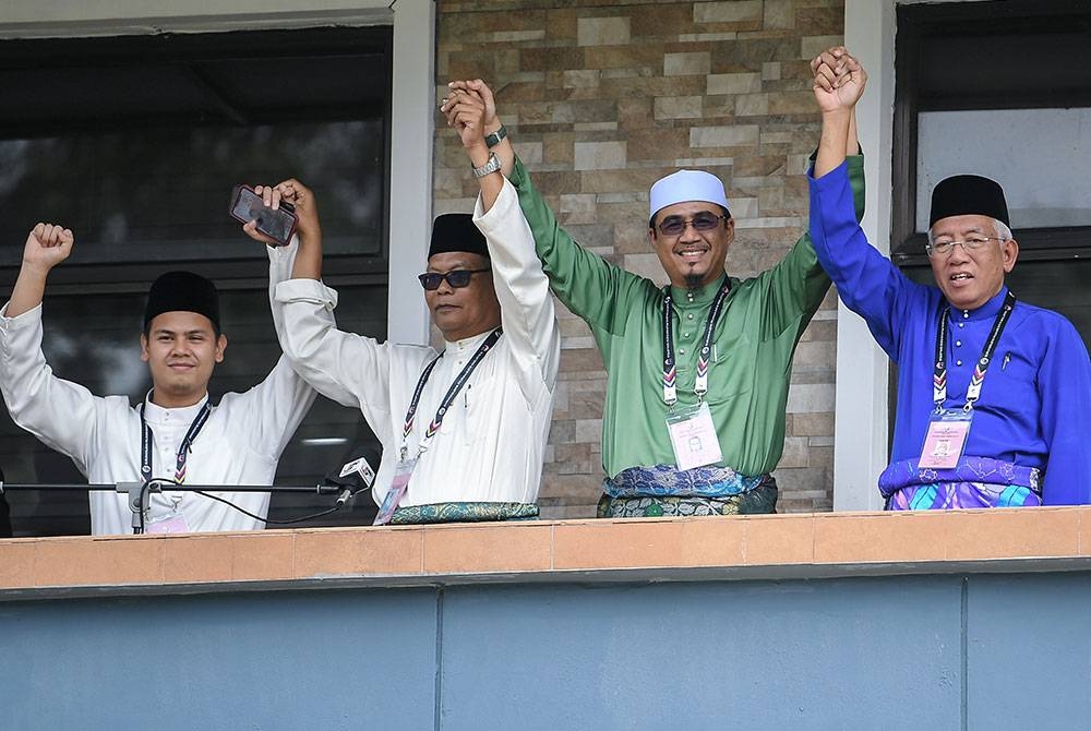 Calon-calon Parlimen P007 Padang Terap yang bertanding bagi Pilihan Raya Umum Ke-15 (PRU15) (dari kanan) Datuk Seri Mahdzir Khalid (Barisan Nasional), Nurul Amin Hamid (Perikatan Nasional), Razali Lebai Salleh (Pejuang) dan Muaz Abdullah (Pakatan Harapan) selepas pengumuman senarai calon yang akan bertanding di kerusi parlimen itu di Pusat Penamaan Calon, Pejabat Daerah dan Tanah Padang Terap hari ini. - Foto Bernama