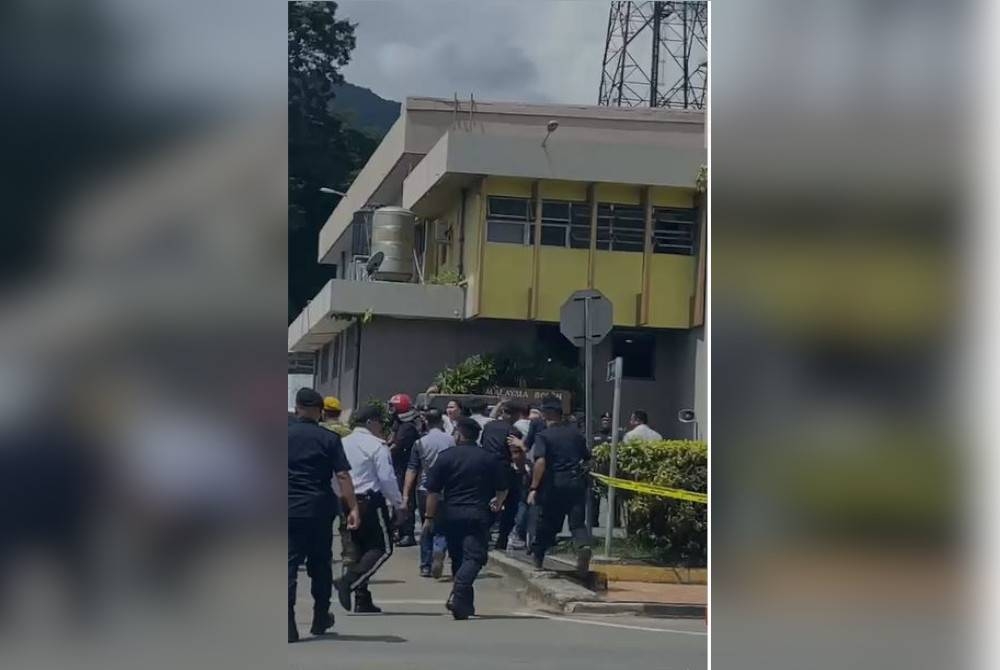 Tangkap layar video kekecohan ketika proses penamaan calon Parlimen Tenom pada Sabtu.