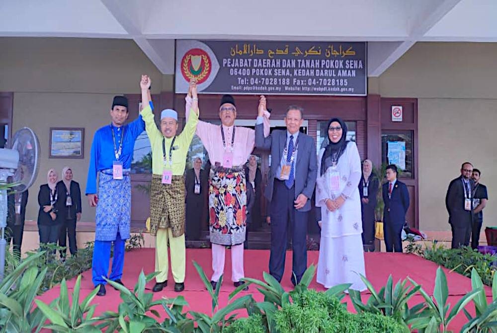 Pegawai Pengurus Bahagian Pilihan Raya Parlimen Pokok Sena, Ahmad Bawadir Abdul Ghani (dua, kanan) mengumumkan calon-calon PRU15 bagi parlimen Pokok Sena pada Sabtu.