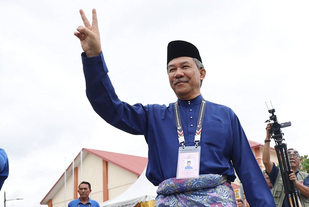 Mohamad keluar dari dewan selepas menyerahkan kertas penamaan di pusat penamaan calon Parlimen Rembau di Dewan Seri Rembau sempena PRU15 hari ini. - Foto Bernama
