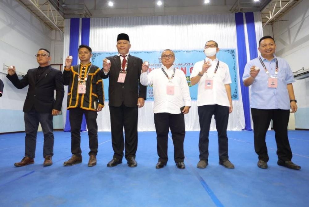 Maximus (dua dari kanan) bersama barisan calon termasuk Wetrom (kanan) dan Sharizal (dua dari kiri) selepas proses penamaan calon di Dewan Komuniti Kota Marudu.