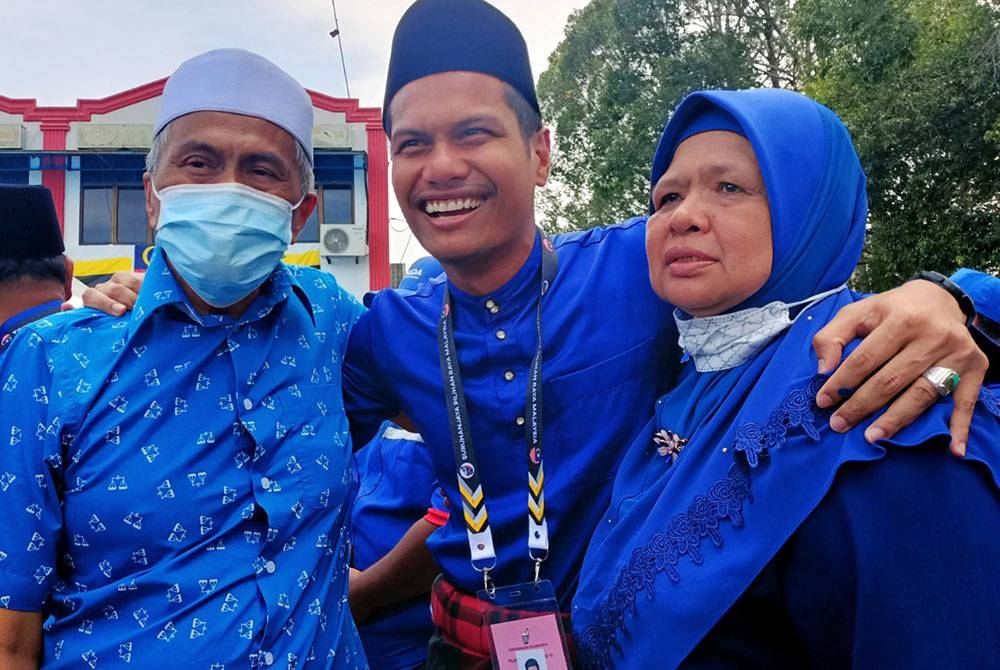 Mohd Shafiq Fhadly hadir ke proses penamaan calon PRU15 ditemani ibunya, Zairah dan bapa, Mahmud Barkar, 68.