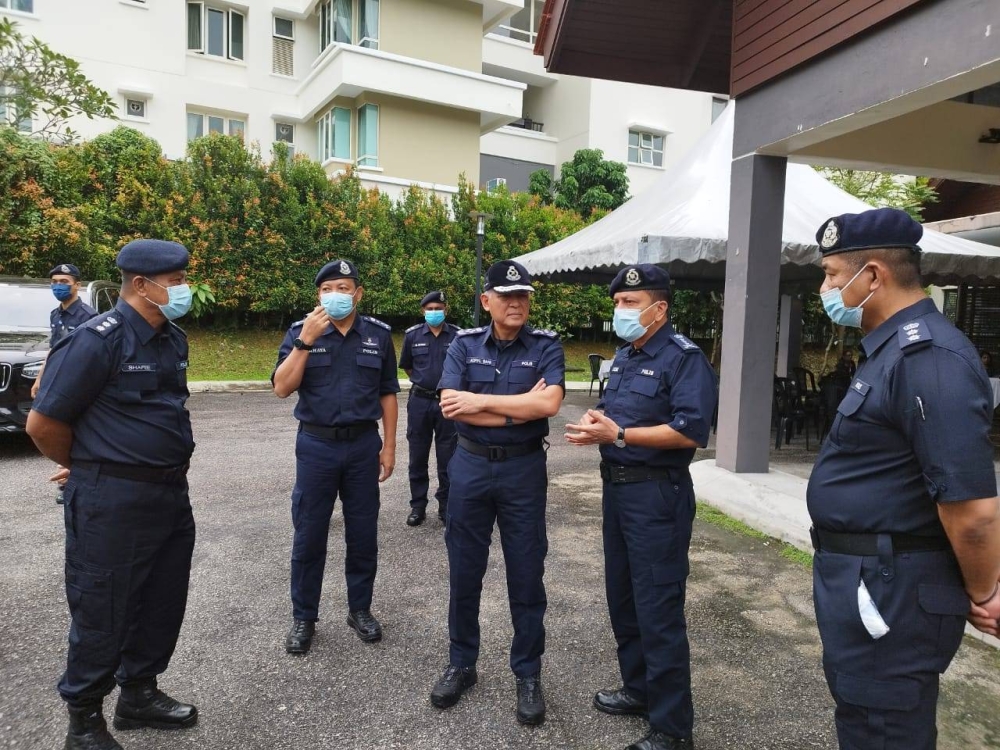 Acryl Sani sedang (tiga dari kanan) sedang mendengar penerangan Ketua Polis Kuala Lumpur, Datuk Azmi Abu Kassim (dua dari kanan) di pusat penamaan calon P121 Lembah Pantai di Pusat Komuniti Bukit Bandaraya, Kuala Lumpur pada Sabtu.