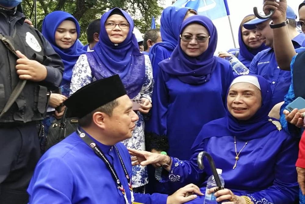 Mohd Nizar bersama ibunya, Tengku Puteri Zainah selepas selesai menyerahkan borang pencalonan di pusat penamaan calon di Dewan Konvensyen Sultan Haji Ahmad Shah pada Sabtu.