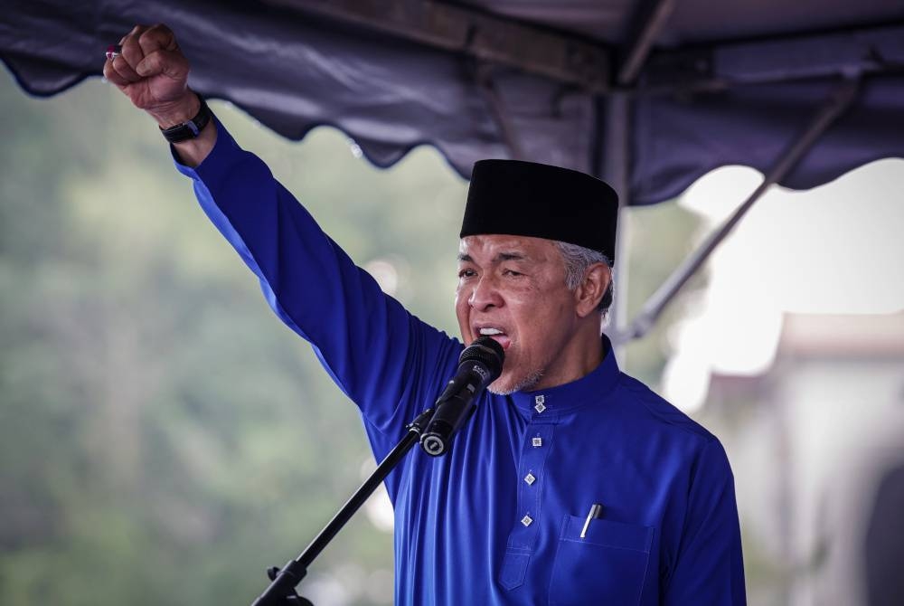 Ahmad Zahid ketika berucap di hadapan penyokong BN pada hari penamaan calon Pilihan Raya Umum ke-15 (PRU15), pada Sabtu. - Foto Bernama