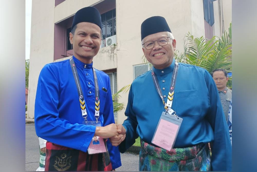 Hamzah (kanan) bersama calon BN Parlimen Larut, Mohd Shafiq Fhadly Mahmud.