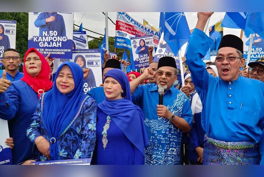 Tajuddin (dua dari kanan) mengetuai perarakan calon ke pusat penamaan calon di Kompleks Pentadbiran Daerah Perak Tengah di Kampung Gajah.