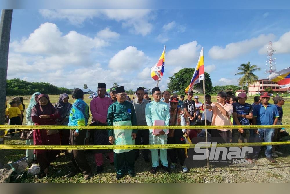 Karil bersama penyokong ketika proses penamaan calon di pekarangan Dewan Masyarakat Semporna.