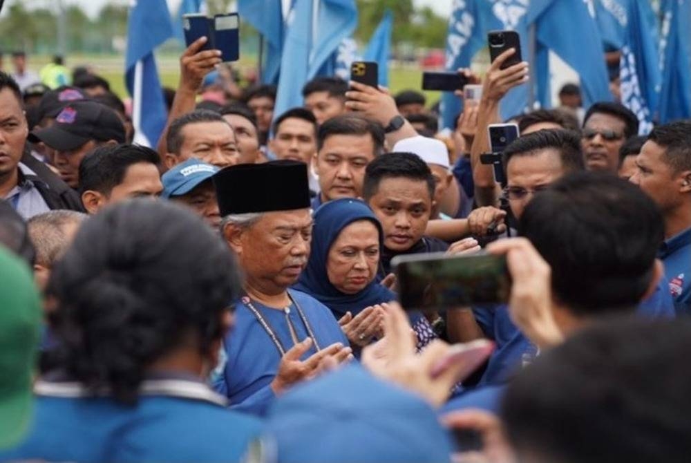 Muhyiddin (tengah) dan isteri, Puan Sri Noorainee Abdul Rahmant sejurus tiba bagi proses penamaan calon di Pusat Konvensyen Hab Pendidikan Tinggi Pagoh, Muar pada Sabtu.