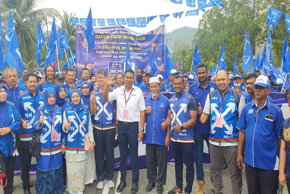 Mohd Zaidi (tengah) bersama penyokongnya ketika sampai di Pusat Penamaan Calon PRU15 Parlimen Permatang Pauh di IKTBN Bukit Mertajam pada Sabtu.