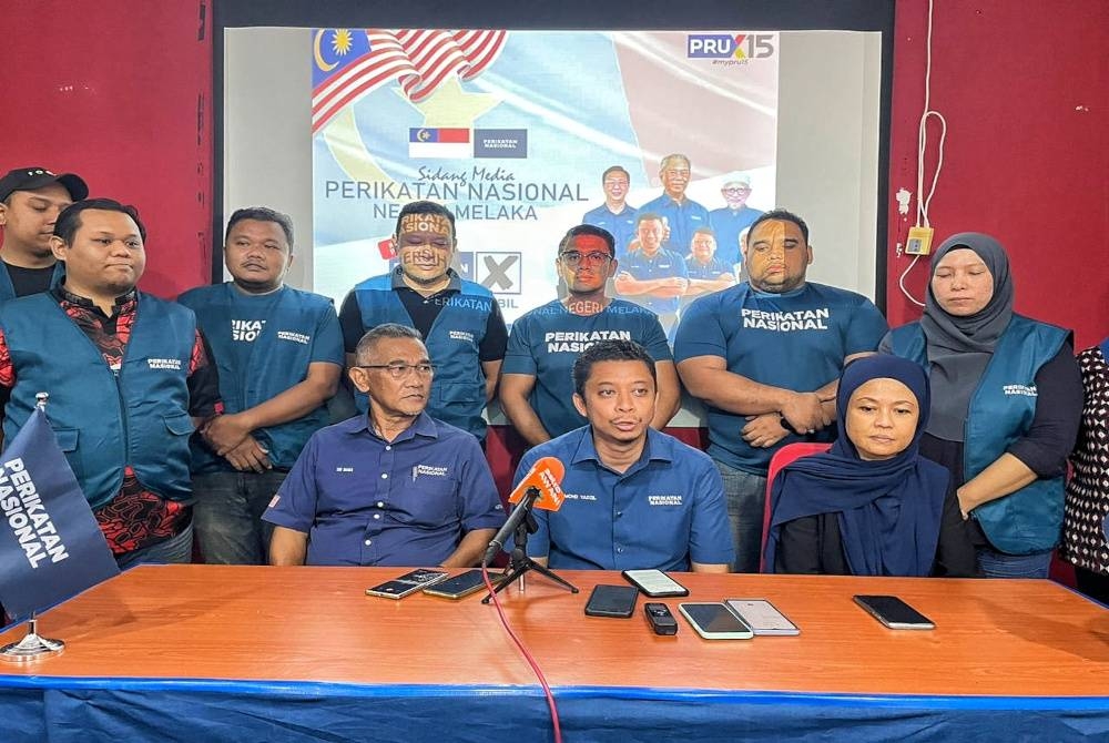 Mohd Yadzil (duduk, tengah) pada sidang media di Pejabat Bersatu Bahagian Hang Tuah Jaya di MITC, Ayer Keroh.