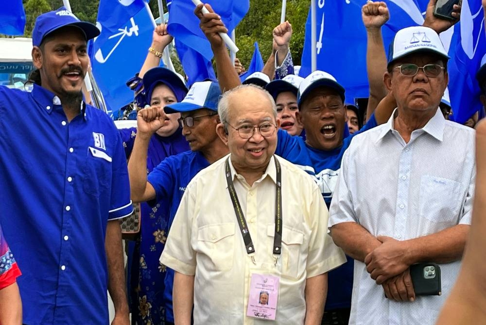 Calon BN bagi Parlimen P032 Gua Musang, Tengku Razaleigh Hamzah (tengah) bersama para penyokong hadir di Pusat Penamaan Calon di Pejabat Tanah Dan Jajahan Gua Musang sempena penamaan calon Pilihan Raya Umum ke-15 pada Sabtu. - Foto Bernama