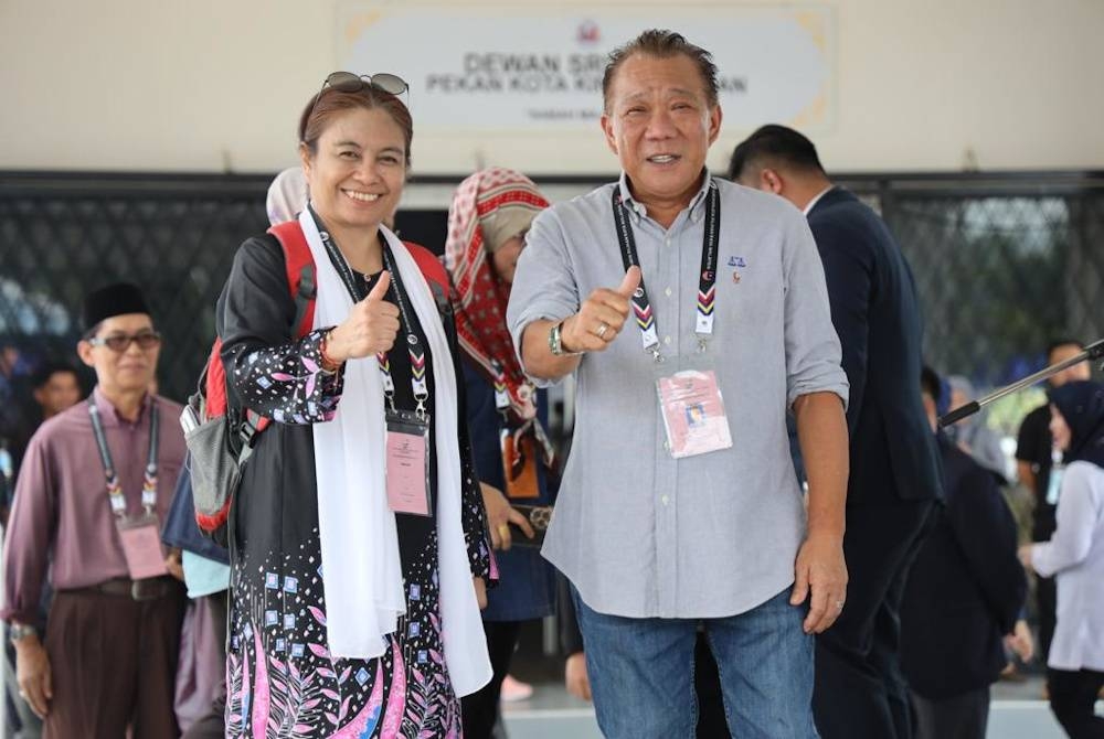 Bung Moktar bersama calon dari Warisan, Mazliwati pada proses penamaan calon di Dewan Sri Lamag, Kinabatangan.