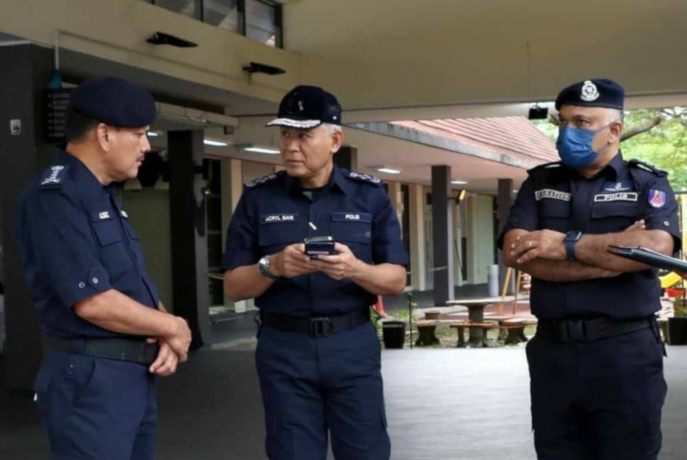 Acryl Sani (tengah) sedang berbincang dengan Ketua Polis Kuala Lumpur, Datuk Azmi Abu Kassim di pusat penamaan calon, P121 Lembah Pantai di Pusat Komuniti Bukit Bandaraya pada Sabtu.