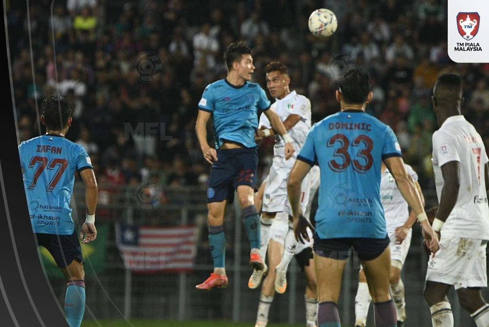 Antara aksi Kuching City menentang Sabah dalam aksi suku akhir pertama Piala Malaysia.