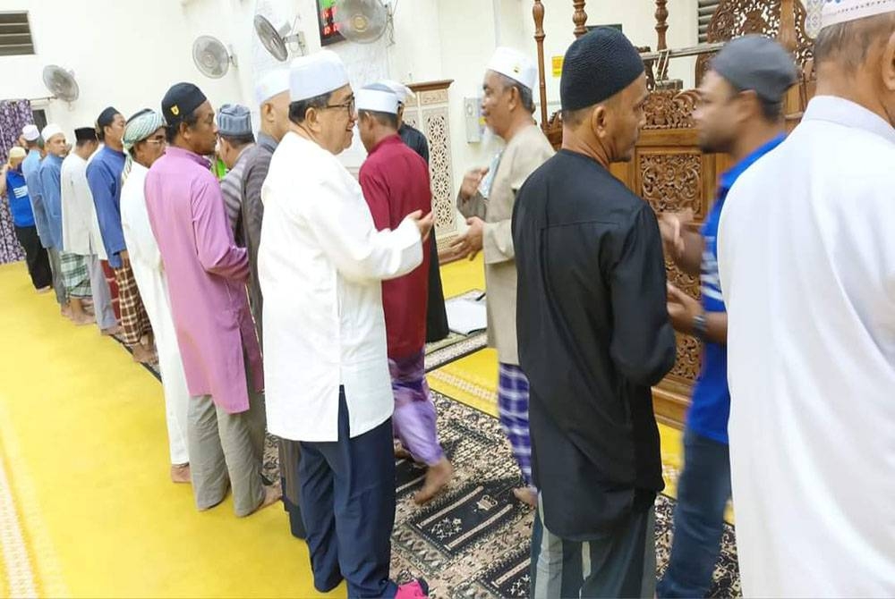 Mustaffar Kamal menyantuni jemaah Masjid Kampung Chendor di Kuantan pada Ahad.