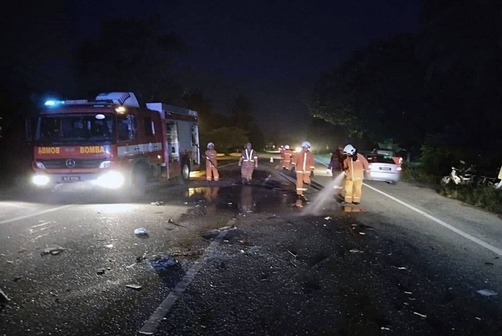 Anggota bomba membersihkan kawasan kemalangan di Kampung Bendang Pauh, Pasir Mas pada Ahad.