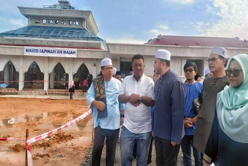 Sulaiman (kiri) dan Mohd Ridhwan (tiga dari kiri) ketika lawatan ke tapak pembangunan masjid baharu Masjid Tambak Paya di Ayer Molek di sini, pada Ahad.