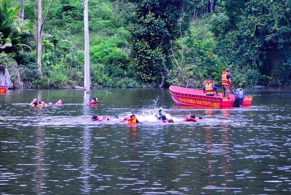 Bomba Selangor membuat persediaan bencana banjir bersama bomba komuniti dan bomba sukarela di tasik berhampiran Desa Tropika Seksyen U15 Shah Alam, Selangor baru-baru ini.