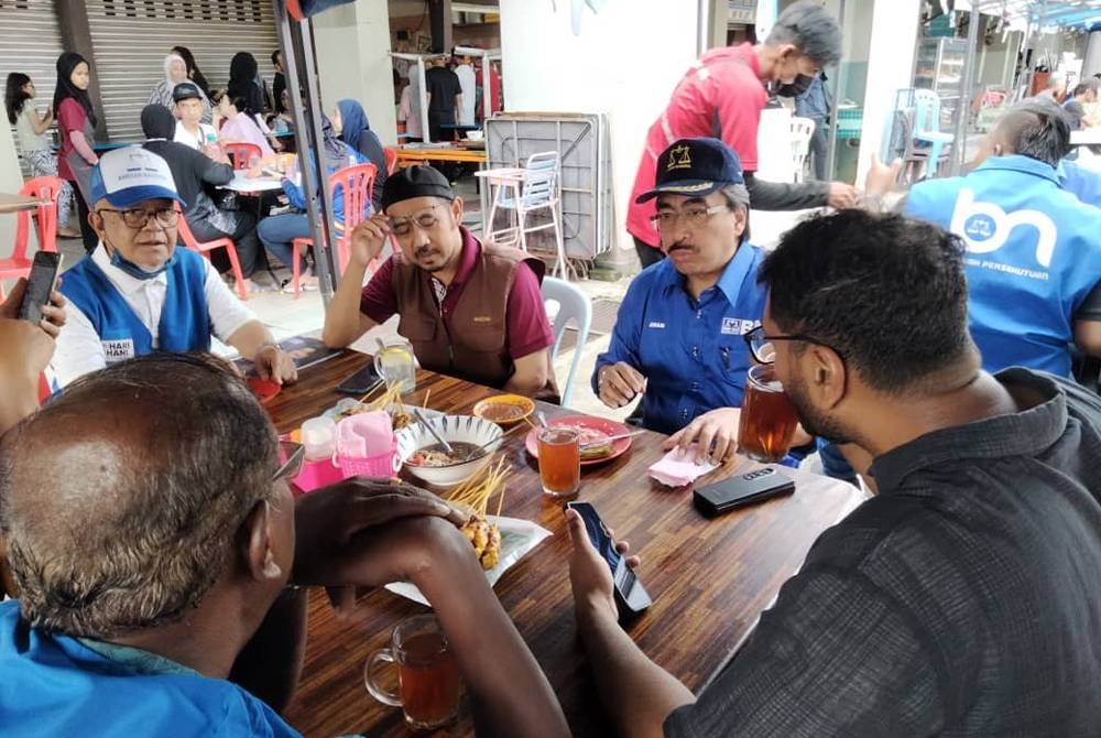 Johari (tiga dari kiri) bersama penduduk di Pasar dan Pusat Penjaja Wirawati, Kampung Pandan pada Sabtu.