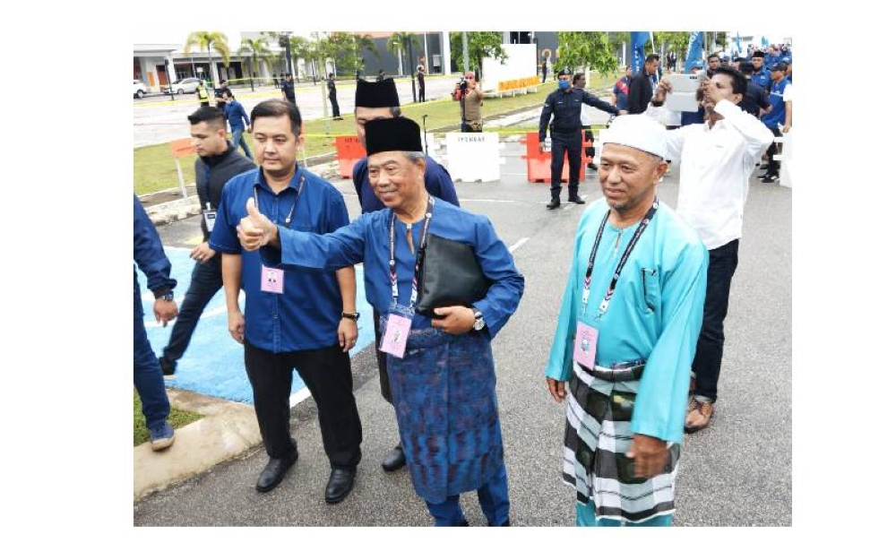 Muhyiddin tiba di Pusat Konvensyen Hab Pendidikan Pagoh bagi menghantar borang pencalonan sebagai calon di kerusi Parlimen Pagoh. 