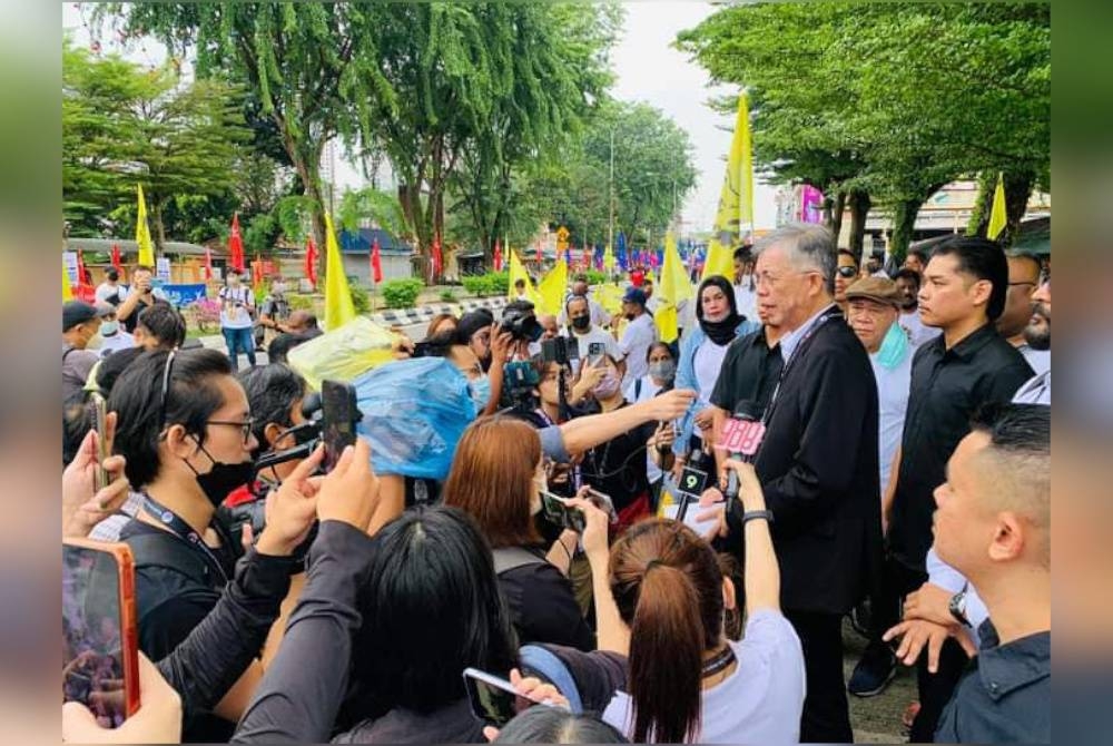 Tian Chua (dua kanan) bersama penyokongnya ketika ditemui pemberita pada hari penamaan calon di Sentul.