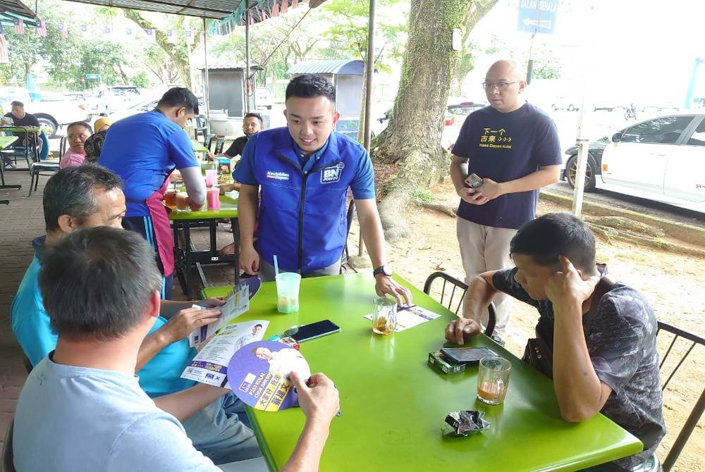 Jian Boon beramah mesra dan bertemu orang ramai ketika berkempen di Bandar Kulai, Kulai pada Ahad.