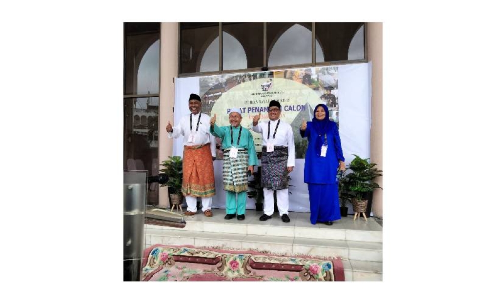 Tuan Ibrahim ( dua dari kiri ) bersama tiga calon yang bertanding di Parlimen Kubang Kerian.