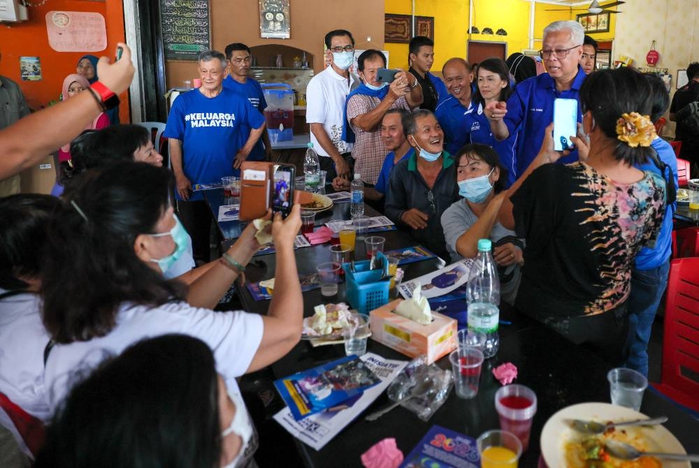 Ismail Sabri meluangkan masa bertanya khabar dan bergambar bersama masyarakat setempat ketika hadir program Kenduri Rakyat bersama komuniti Bandar Kemayan pada Ahad. - Foto Bernama