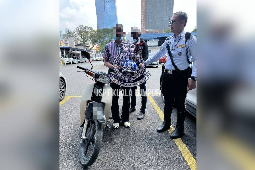 Dua lelaki ditahan menerusi Op Motosikal Pelbagai Kesalahan kerana menunggang motosikal curi dan menggunakan nombor pendaftaran palsu. - Foto JSPT KL