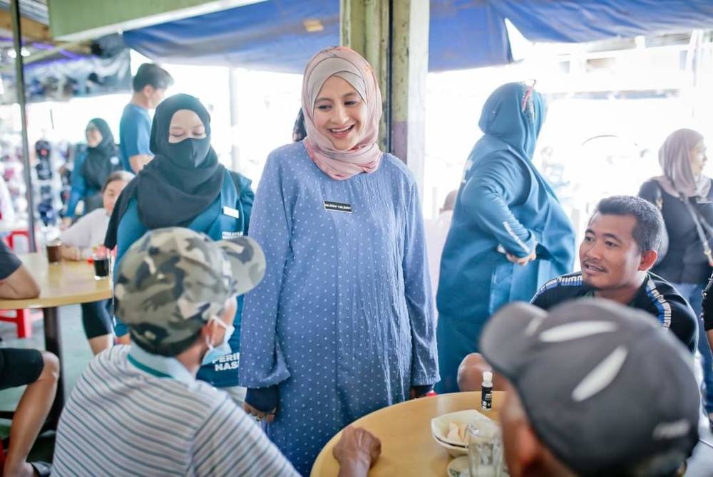 Najwah Halimah (tengah) bertemu orang ramai sambil berkempen di Kedai Makan Muhamaf Shaid di Ayer Masin, Kukup, Pontian pada Ahad.