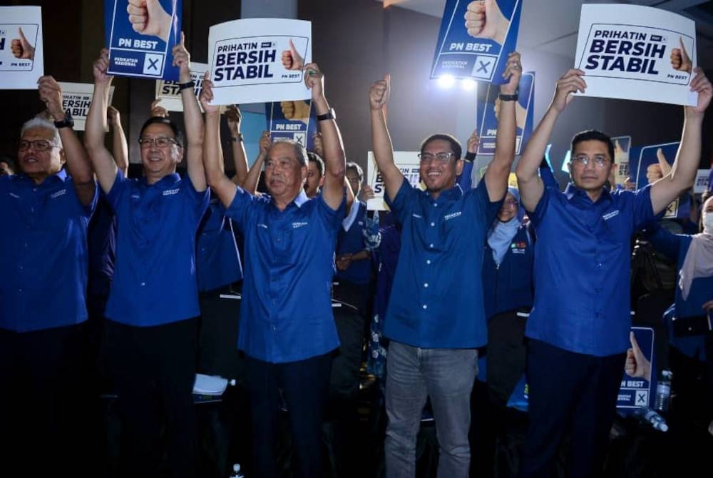 Muhyiddin (tiga dari kiri) bersama pemimpin PN lain mengangkat plakad yang menjadi tema gabungan itu ketika Majlis Pelancaran Tawaran PRU15 PN di salah sebuah hotel di sini pada Ahad.