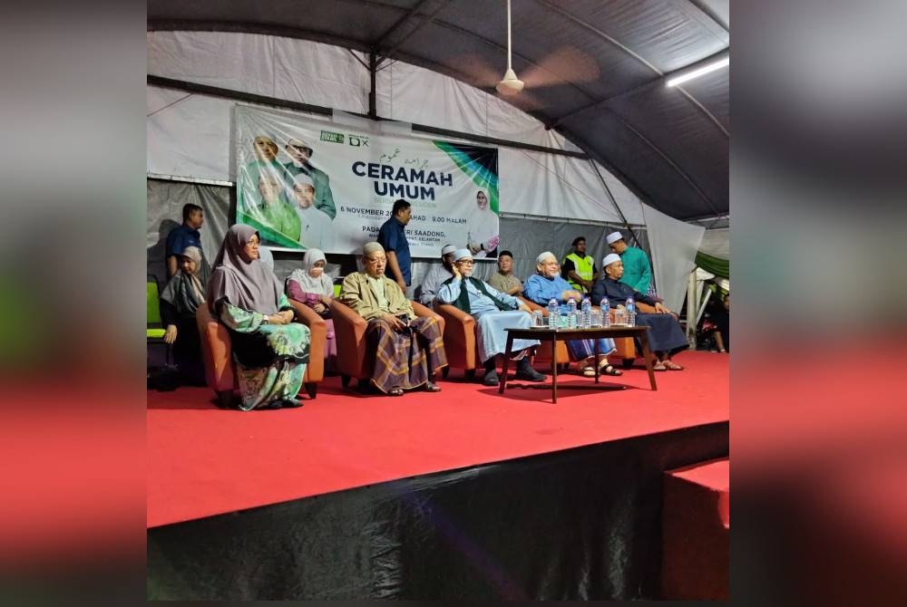 Mohd Amar (dua dari kanan) ketika ceramah umum di Tumpat pada Ahad.