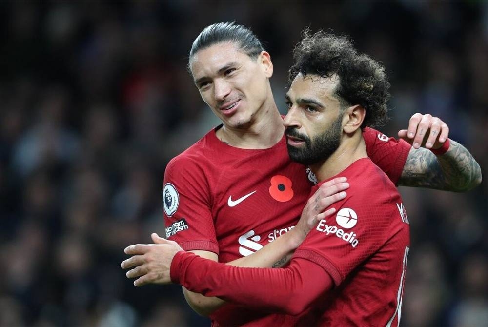 Salah (kanan) meraikan jaringannya bersama rakan sepasukan Nunez ketika bantu Liverpool tewaskan Spurs. - Foto AFP