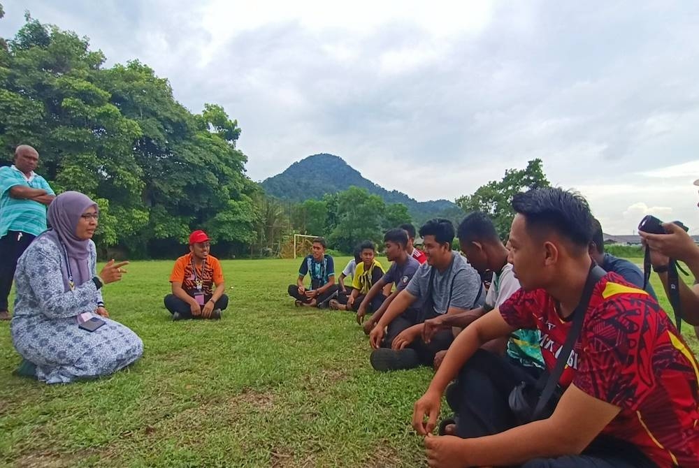 Siti Aishah menyantuni anak muda dalam program santuni anak muda di Padang Gunung Semanggol pada Ahad.