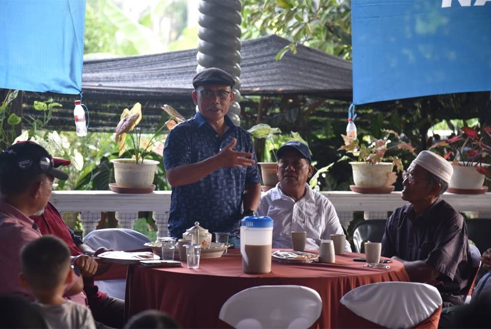 Ronald ketika hadir pada program santai di Kampung Muanad 3 di Beluran.