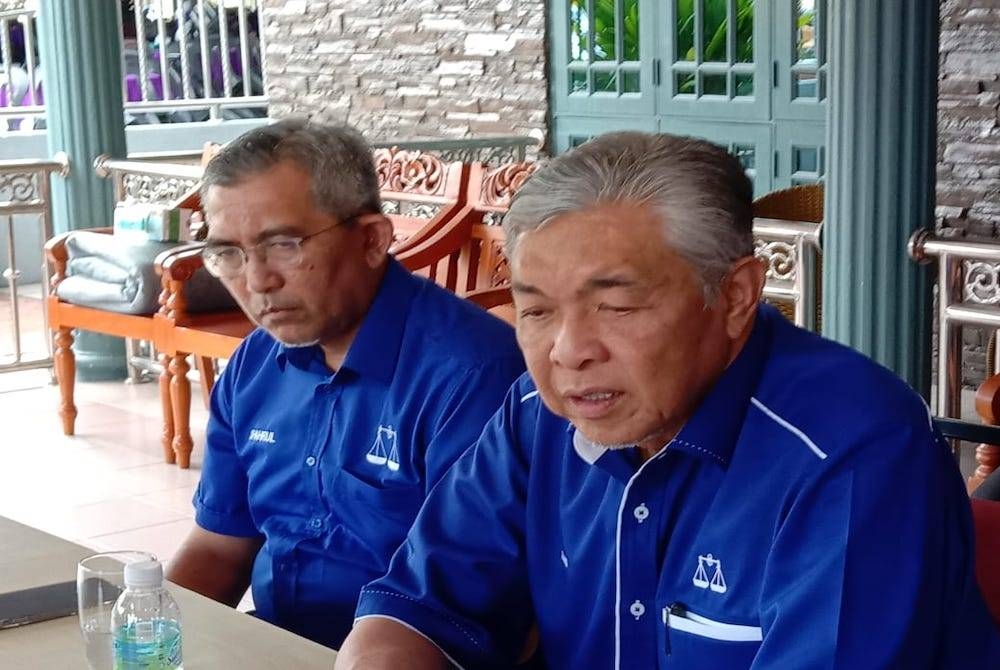 Zahid Hamidi (kanan) menjawab soalan pemberita dalam sidang media di kediamannya di Rungkup, hari ini.