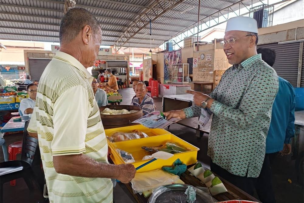 Idris menyantuni peniaga di Pasar Lama Bagan Serai sempen kempen PRU15.