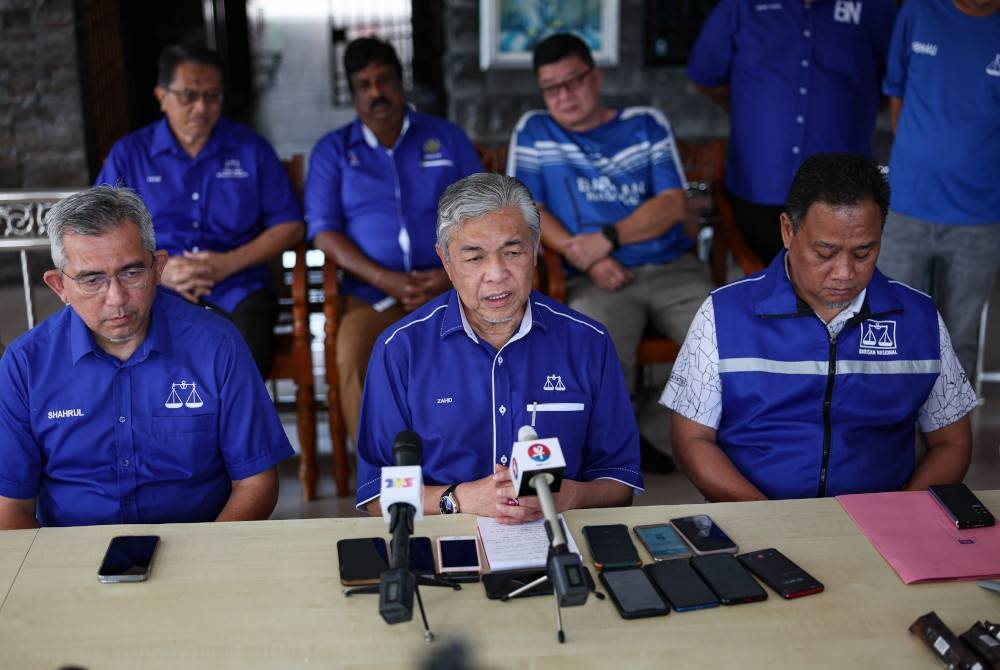 Ahmad Zahid (tengah) menjawab pertanyaan media ketika Program Temu Bual bersama Media di kediaman beliau di Sungai Nipah Darat hari ini. - Foto Bernama