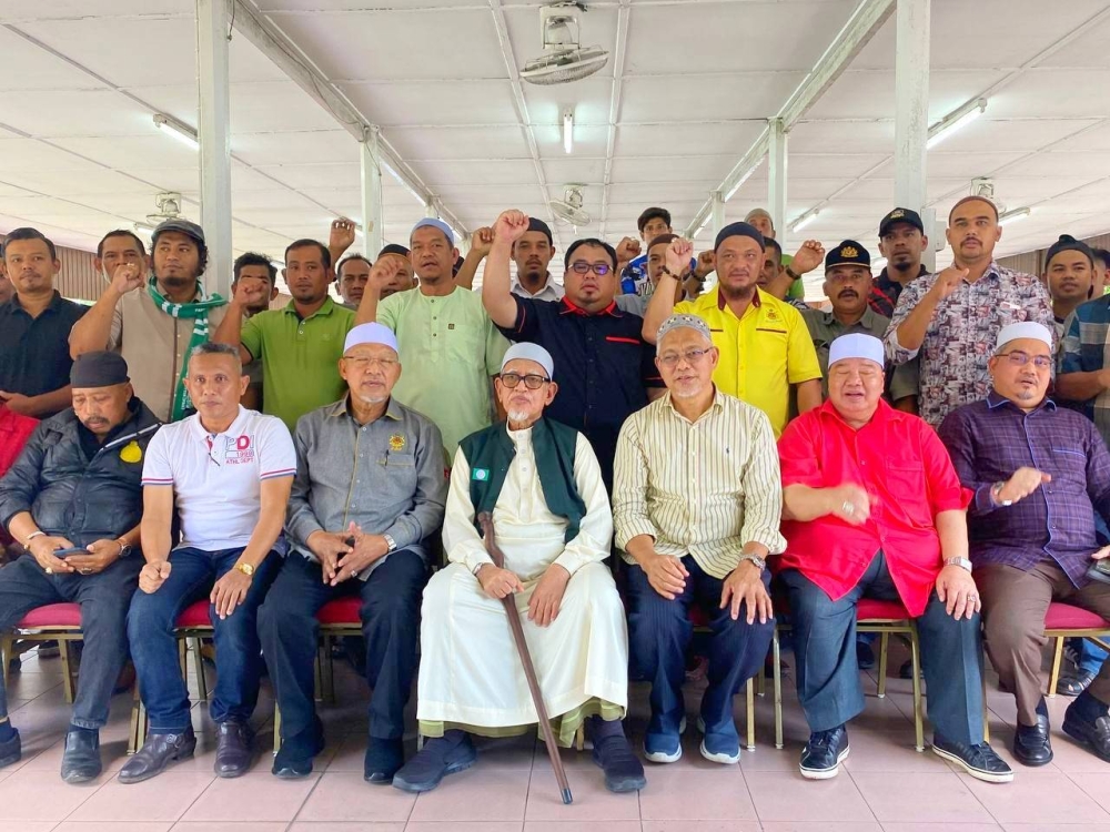 Abdul Hadi (empat dari kanan) bersama Ahmad (tiga dari kiri) pada perjumpaan tokoh masyarakat di Kota Bharu pada Isnin.