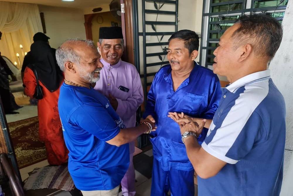 Thanenthiran (kiri) sedang berbual dengan pengundi dalam siri kempennya di Parlimen Nibong Tebal.