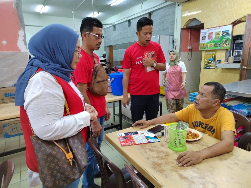 Chun Kuan (berdiri, kanan) bersama jenteranya giat menemui pengundi bermula hari pertama kempen PRU15.