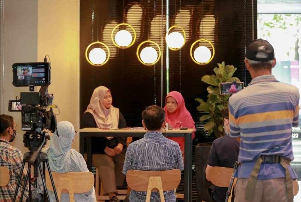 Aiman Athirah (kanan) dalam program bersama pemberita di Seksyen 14 di sini pada Isnin.