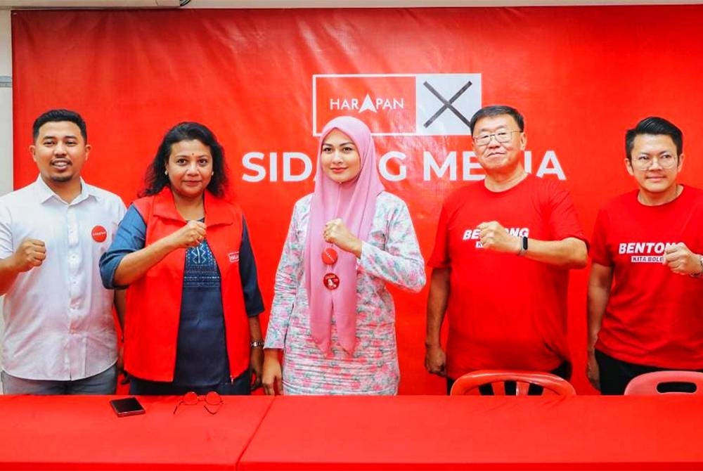 Rara (tengah) bersama calon-calon DUN PH di bawah Parlimen Bentong iaitu Thomas Su di Ketari (dua dari kanan), Lee Chin Chen di Bilut (kanan),calon Sabai, D Kamache (dua dari kiri) dan Ahmed Wafiuddin Shamsuri (kiri) di Pelangai.