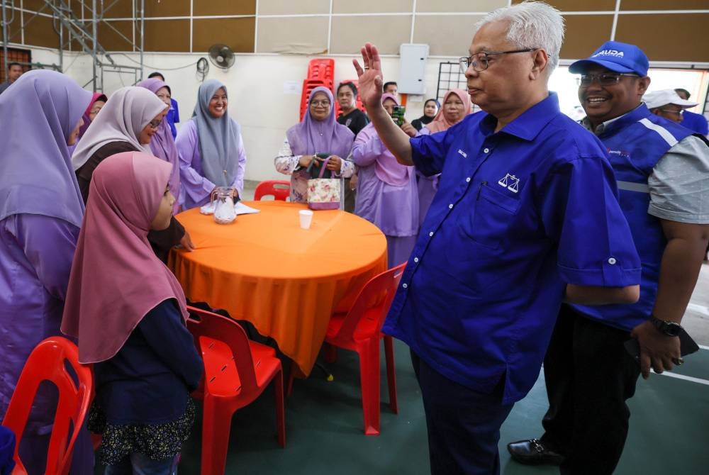 Ismail Sabri yang juga calon BN bagi Parlimen Bera beramah mesra dengan sebahagian masyarakat setempat pada program Kenduri Rakyat bersama komuniti Felda Sebertak pada Isnin.
Turut kelihatan, calon BN bagi Dewan Undangan Negeri (DUN) N.39 Kemayan, Khaizulnizam Mohamad Zuldin (kanan).
--fotoBERNAMA (2022) HAK CIPTA TERPELIHARA