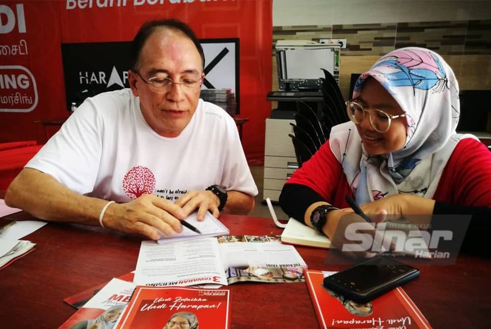 Andrew berbincang sesuatu dengan Fatin Zulaikha.