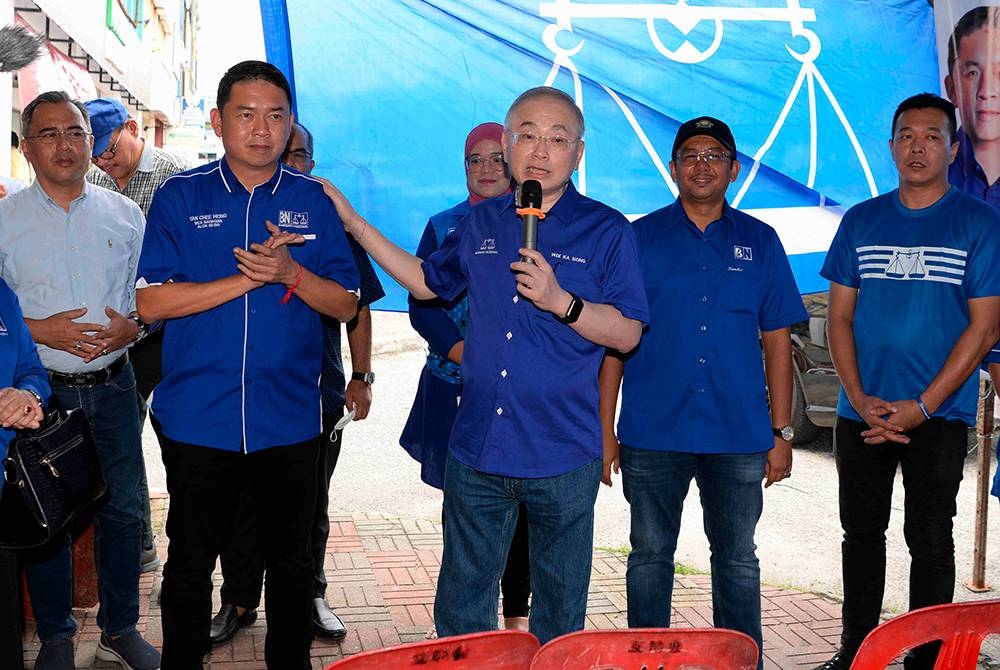 Ka Siong (tengah) bersama calon bagi Parlimen Alor Setar, Chee Hiong menghadiri Majlis Bertemu dengan Wakil Pasukan Sukarelawan Bomba Alor Setar di Lebuhraya Sultan Abdul Hamid pada Isnin. - Foto Bernama