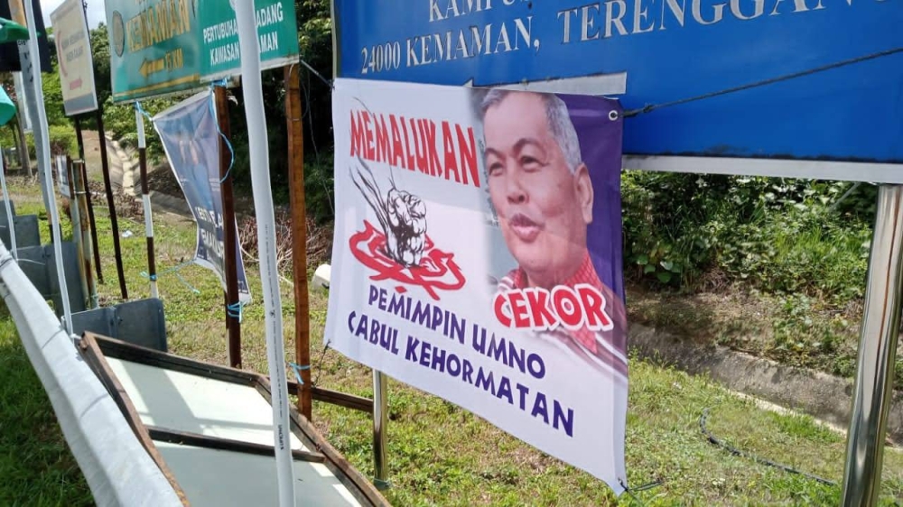 Sepanduk berunsur hinaan kepada Ahmad yang dinaikkan di beberapa lokasi di Kemaman.